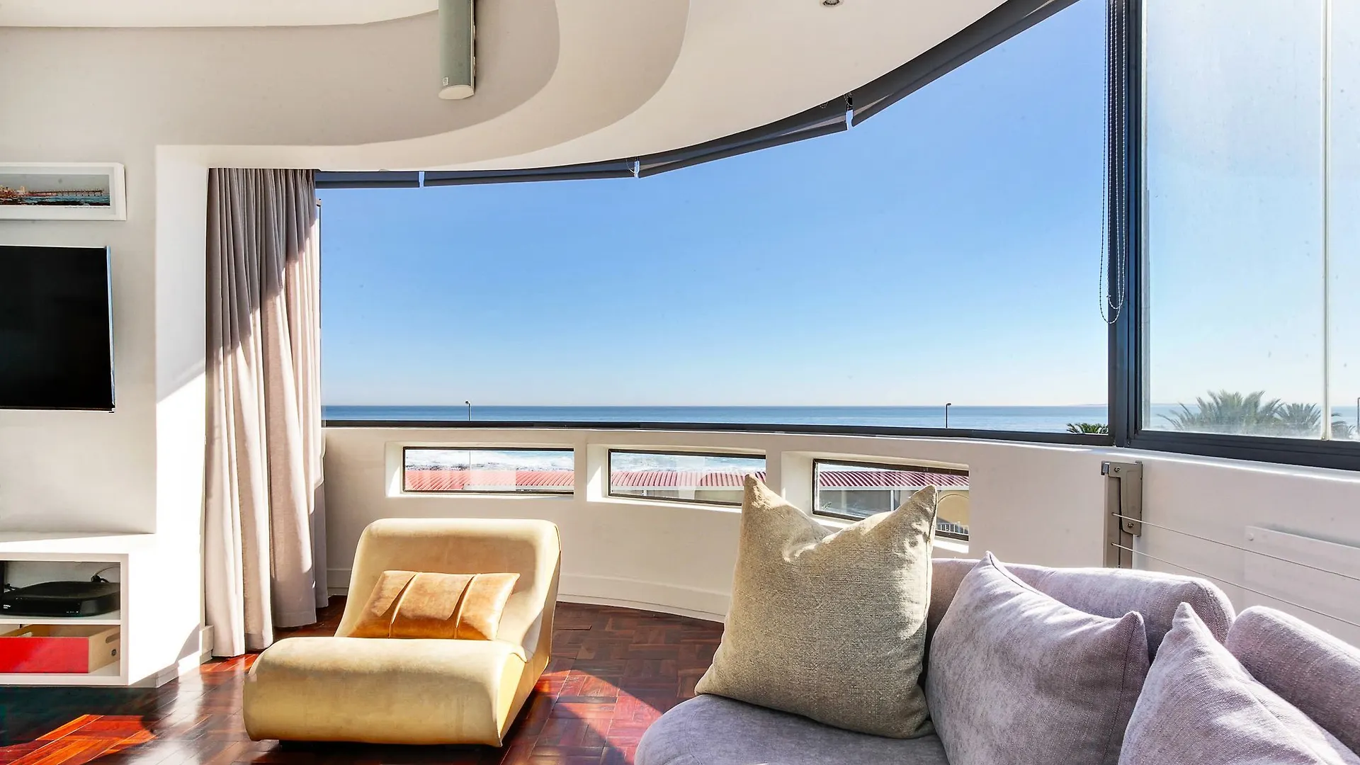 Backup Powered Sea View Apartment On The Promenade Cape Town
